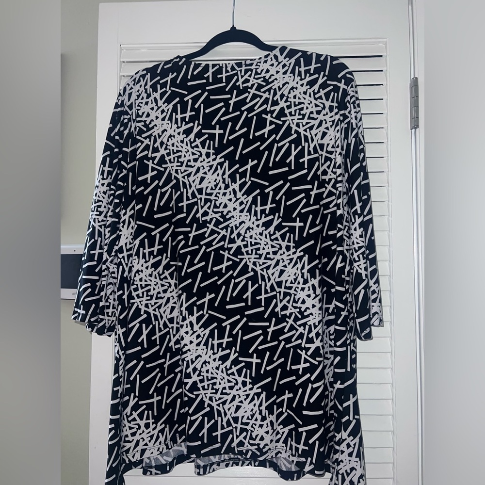 Stylish Black and White Women's Top - Picture 2 of 2